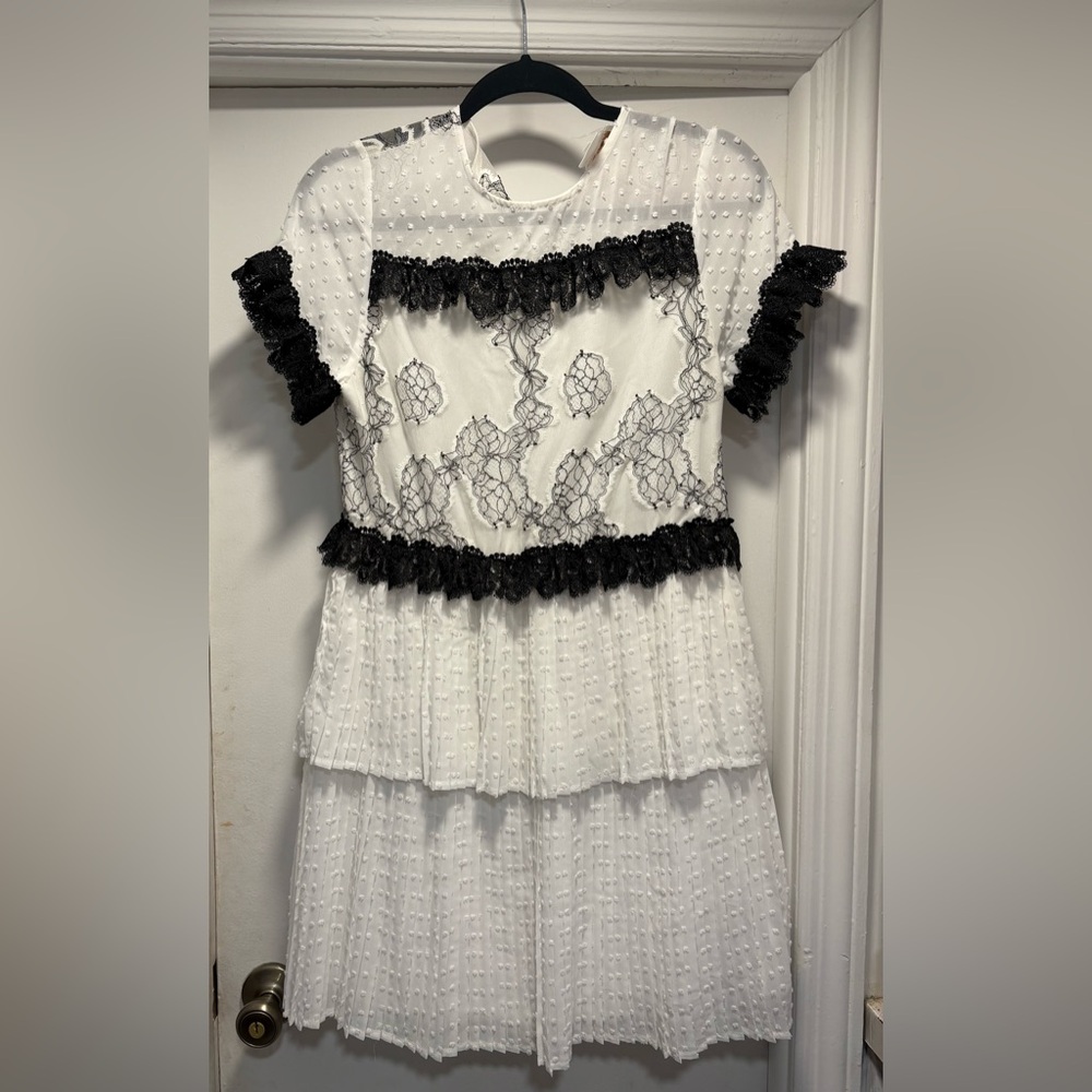 Black and White Lace Dress, Size M

By Foxiedox